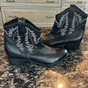 BATA REAL LEATHER ITALIAN DESIGN BLACK WESTERN EMBROIDERED ANKLE BOOTS SIZE 39